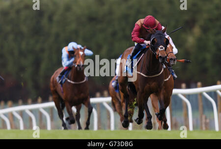 Courses hippiques - courses de Brighton.Clapperboard (à droite), monté par William Carson, remporte le T M Lewin, les chemises, les costumes et autres handicap (classe 6) (3YO uniquement) Banque D'Images