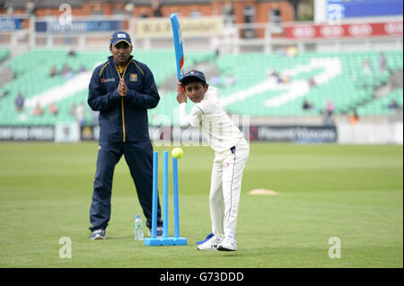 Cricket - Liverpool Victoria County Championship - Division 2 - Premier jour - Surrey / Worcestershire - The Kia Oval.Au Sri Lanka, Mahèle Jayawardene, lors d'un match de cricket de Kwik pour les jeunes joueurs de cricket au Kia Oval Banque D'Images