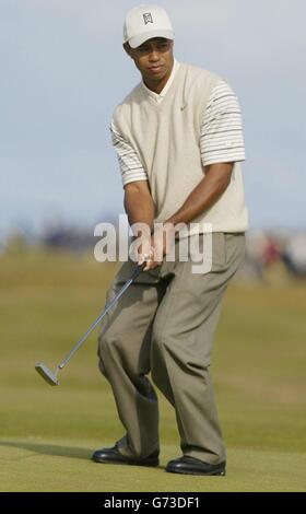 Le Tiger Woods des États-Unis manque un putt, lors de la 2ème partie du 133ème Open Golf Championship au Royal Troon en Écosse. . PAS D'UTILISATION DE TÉLÉPHONE MOBILE. Banque D'Images