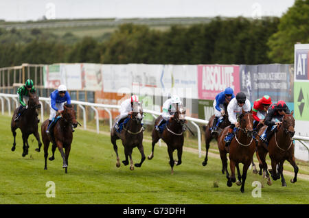 Quand va-t-il se terminer (casquette noire, 2e à droite) monté par Richard Hughes rentre à la maison pour gagner les piquets britanniques de stalinlion EBF Maiden Stakes (classe 5) (2YO seulement) Banque D'Images