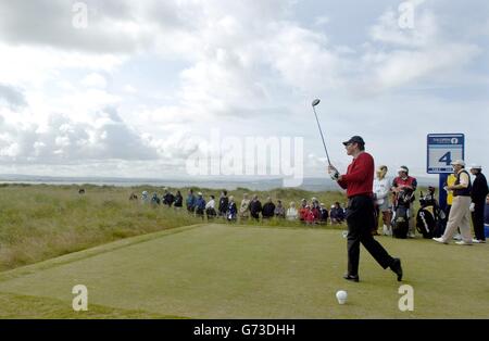 Nick Faldo, de l'Angleterre, a dévalé le 4ème trou, lors de la 2ème partie du 133ème Open Golf Championship au Royal Troon en Écosse.USAGE ÉDITORIAL UNIQUEMENT.PAS D'UTILISATION DE TÉLÉPHONE MOBILE. Banque D'Images