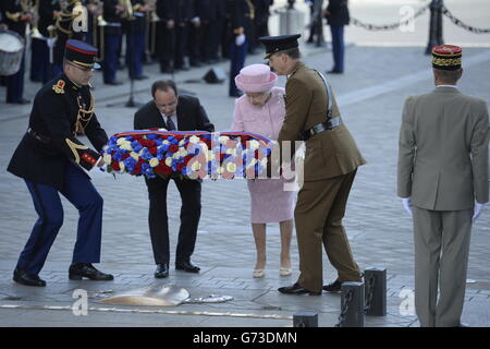 La reine Elizabeth II dépose une couronne commémorative avec le président français François Hollande à l'Arc de Triomphe, à Paris, lors d'une visite d'État en France. Banque D'Images