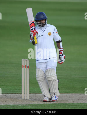 Cricket - Tour Match - Northamptonshire v Sri Lanka - terrain de cricket du comté.Le Sri Lanka Kaushal Silva élève sa chauve-souris après avoir atteint son 150 contre le Northamptonshire. Banque D'Images