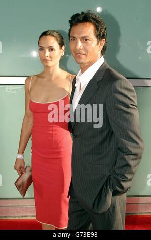 L'acteur Benjamin Bratt avec son épouse Talisa Soto, arrive pour la première de son dernier film Catwoman, qui s'est tenu au Cinerama Dome Theatre, Los Angeles, Etats-Unis. Banque D'Images