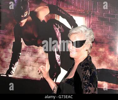 L'actrice Lee Meriwether, qui a joué Catwoman dans la série télévisée des années 1960 Batman, arrive pour la première du film Catwoman, qui s'est tenue au Cinerama Dome Theatre, Los Angeles, Etats-Unis. Banque D'Images