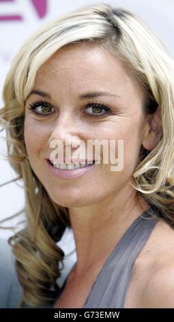 The face of Avon Color, l'actrice Tamsin Outhwaite pose pour les photographes lors d'un photocall pour lancer la dernière gamme de la société de cosmétiques américaine en dehors du Rex Cinema Bar dans le centre de Londres. L'actrice filme actuellement avec l'acteur américain Wesley Snipes aux Etats-Unis. Banque D'Images