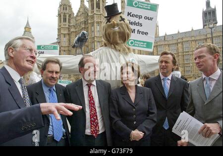 Les amis de la Terre protestent contre les OGM de gauche à droite Michael Meacher (ancien ministre de l'Environnement), David Drew, Norman Baker, Joan Ruddock (Labour), Andrew George (porte-parole des Affaires rurales lib dem) et Greg Barker (conservateur) au palais de westminster Banque D'Images