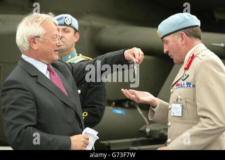 Lord Bach, le ministre des achats de défense, remet les clés d'un hélicoptère d'attaque Apache AH Mk1 au Lt Gen Dannatt, commandant du corps de réaction rapide allié au salon aéronautique international de Farnborough, dans le Hampshire.La machine a été la dernière de 67 à être achetée auprès du fabricant Westland Helicopters. Banque D'Images