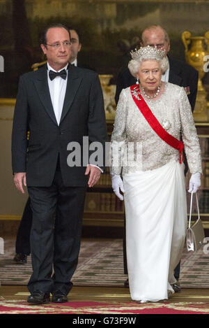Le président français François Hollande (à gauche) marche avec la reine Elizabeth II et le duc d'Édimbourg lors d'un banquet d'État à l'Elysée, Paris, dans le cadre de la visite d'État de la reine en France. Banque D'Images