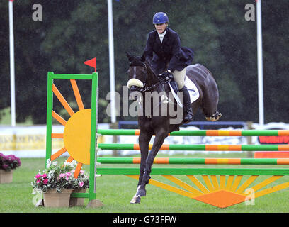 Zara Phillips à cheval Black Tuxedo participe à l'événement de saut de spectacle CIC3* lors des épreuves hippiques internationales de Bramham au Bramham Park, West Yorkshire. Banque D'Images