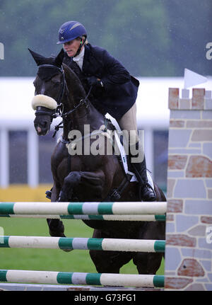 Zara Phillips à cheval Black Tuxedo participe à l'événement de saut de spectacle CIC3* lors des épreuves hippiques internationales de Bramham au Bramham Park, West Yorkshire. Banque D'Images