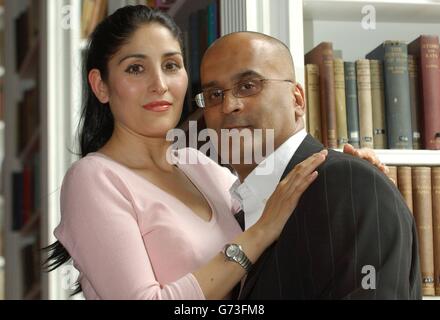 Shahana (à gauche) et Raj Hashmi, parents de Zain, âgé de cinq ans, gravement malade, à Londres, après avoir entendu que l'Association pour la fécondation humaine et l'Embryologie doivent assouplir leurs règles sur la création de bébés FIV de type tissu, appelés frères et sœurs aviour. La British Medical Association a salué la décision disant qu'elle avait soutenu une telle politique depuis des années. Banque D'Images