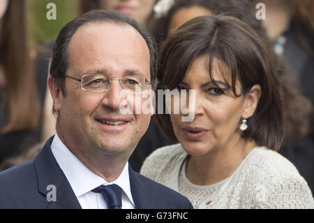 Le président français François Hollande et le maire de Paris Anne Hidalgo (à droite) lors d'une visite avec la reine Elizabeth II (non représentée) au marché aux fleurs des Marches aux fleurs - Reine Elizabeth II, Proche de la cathédrale notre-Dame de Paris, sa visite d'État de trois jours en France prend fin Banque D'Images