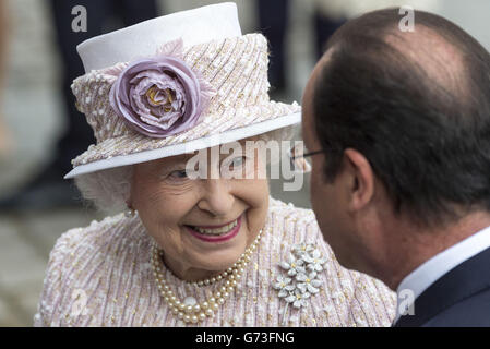 La reine Elizabeth II s'entretient avec le président français François Hollande lors d'une visite au marché aux fleurs des Marches aux fleurs - Reine Elizabeth II, près de la cathédrale notre-Dame de Paris, alors que sa visite d'État de trois jours en France prend fin Banque D'Images