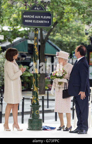 La reine Elizabeth II avec le président français François Hollande et le maire de Paris Anne Hidalgo (à gauche) lors d'une visite au marché aux fleurs des Marches aux fleurs - Reine Elizabeth II, près de la cathédrale notre-Dame de Paris, alors que sa visite d'État de trois jours en France prend fin Banque D'Images