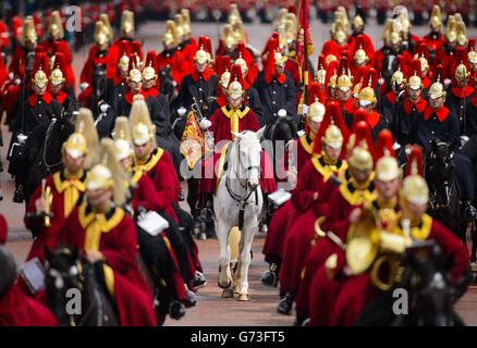 Les troupes de la cavalerie de la maison descendent dans le centre commercial pendant la revue du colonel, la répétition finale de Trooping the Color, le défilé d'anniversaire annuel de la reine, dans le centre de Londres. Banque D'Images