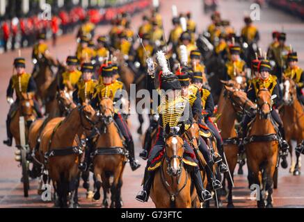 Les troupes de la cavalerie de la maison descendent dans le centre commercial pendant la revue du colonel, la répétition finale de Trooping the Color, le défilé d'anniversaire annuel de la reine, dans le centre de Londres. Banque D'Images