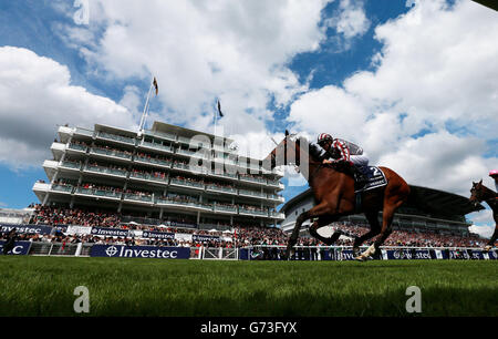 Cirrus des Aigles est monté par Christophe Soumillon sur le chemin de la victoire à la coupe du Couronnement d'Investec lors de la Journée du Derby d'Investec à l'hippodrome d'Epsom Downs, Surrey. Banque D'Images