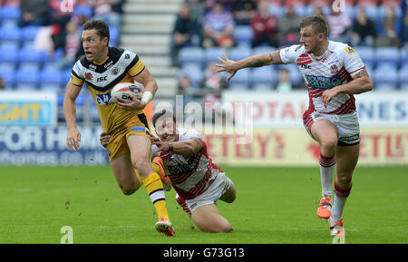 Castleford Tigers Luke Dorn s'éloigne de Wigan Warriors Anthony Gelling (au centre) et Wigan Warriors Dom Manfredi (à droite), lors du match final de la coupe du défi de Tetley au stade DW de Wigan. Banque D'Images