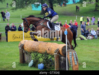 Zara Phillips Riding High Kingdom participe à l'épreuve de cross-country CIC3* lors des épreuves internationales de Bramham au Bramham Park, West Yorkshire. Banque D'Images