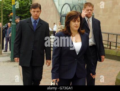 Les parents de Luke Walmsley, l'élève assassiné, M. Paul Walmsley (à gauche) avec la mère de Luke, Jayne Walmsley (au centre) et son partenaire, Mark Rowbotham, arrivent au tribunal de la Couronne de Nottingham et le jury devrait être envoyé pour examiner son verdict sur un garçon de 16 ans, qui ne peut pas être nommé pour des raisons juridiques plus tard aujourd'hui. Luke Walmsley a été poignardé dans le coeur à l'extérieur d'une salle de classe à l'école Birkbeck, North Somercotes, Lincolnshire, le 4 2003 novembre. Banque D'Images