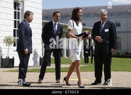 La duchesse de Cambridge en tant que Sir Ben Ainslie Sir Charles Dunstone, co-fondateur de Carphone Warehouse (à gauche) et Sir Keith Mills, entrepreneur et vice-président du comité d'organisation des Jeux Olympiques de 2012 à Londres, se pentent sur leur départ du Musée maritime national de Greenwich, Londres, Après le lancement de l'équipe britannique challenger pour la 35e America's Cup. Banque D'Images