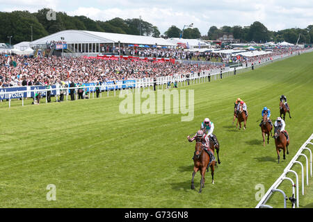 Les courses de chevaux - Investec Derby Day 2014 - Epsom Downs Racecourse Banque D'Images