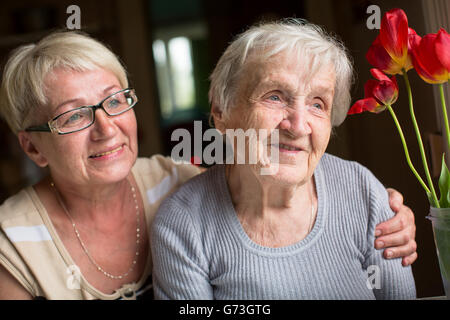 Femme mature et sa vieille mère. Banque D'Images