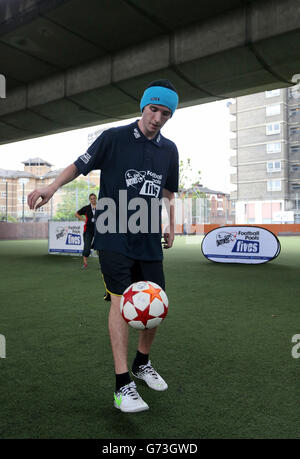 Un trickster de football pendant les piscines de football de Soccer Street Games Tournoi de fives à Londres Banque D'Images