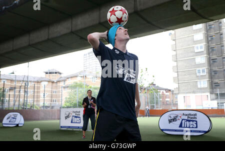 Football - Jeux de rue - piscines de football Fives - Londres.Un trickster de football pendant le tournoi Soccer Street Games football pools Fives à Londres Banque D'Images