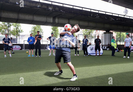 Un trickster de football pendant les piscines de football de Soccer Street Games Tournoi de fives à Londres Banque D'Images