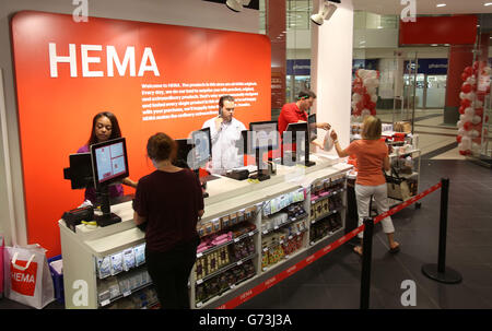 La première boutique britannique Hema ouvre ses portes.La première boutique Hema au Royaume-Uni ouvre à Victoria place, dans le centre de Londres. Banque D'Images