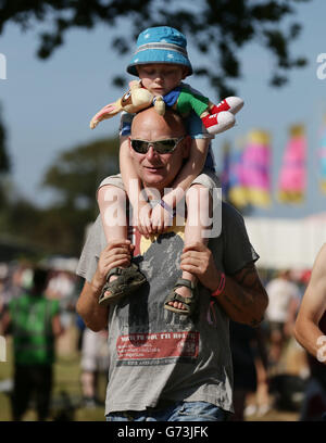 Festival de l'île de Wight 2014 - jour 1.Les festivaliers arrivent au Festival de l'île de Wight, à Seaclose Park, Newport, Ile de Wight. Banque D'Images