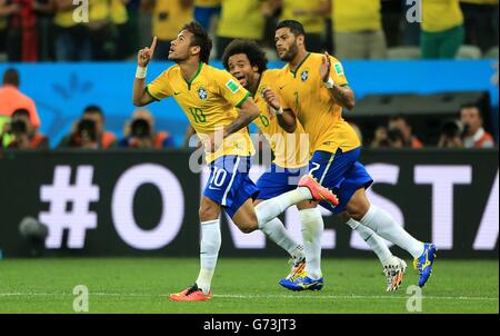 Football - coupe du monde de la FIFA 2014 - Groupe A - Brésil / Croatie - Arena Corinthiens.Neymar au Brésil (à gauche) célèbre avec Hulk et Marcelo après avoir marquant le premier but de son côté Banque D'Images