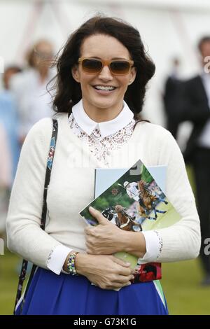 Kristin Davis à la finale du tournoi de polo de la coupe de la Reine Cartier à Guards Polo dans le Grand parc de Windsor, Berkshire. Banque D'Images