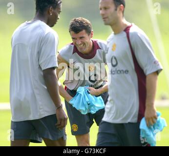 Roy Keane (au centre) de Manchester United en action lors d'une session d'entraînement au centre d'entraînement de Carrington, avant leur match de la Vodafone Cup à Old Trafford demain. Banque D'Images