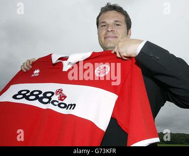 Mark Viduka est dévoilé comme nouvelle signature de Middlebrough de 4,5 millions. L'attaquant australien de 28 ans, qui a signé un accord de trois ans, a été dévoilé lors d'une conférence de presse Boro sur le terrain d'entraînement de Hurworth, Darlington, ainsi que Michael Reiziger, un transfert gratuit depuis Barcelone. Banque D'Images
