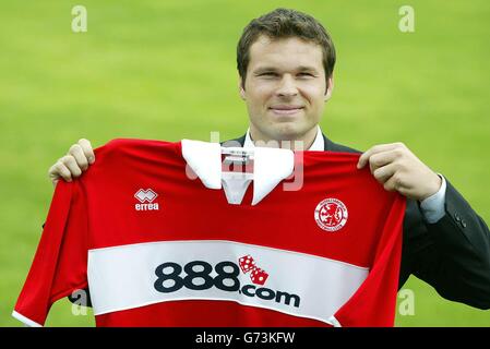 Mark Viduka est dévoilé comme nouvelle signature de Middlebrough de 4,5 millions. L'attaquant australien de 28 ans, qui a signé un accord de trois ans, a été dévoilé lors d'une conférence de presse Boro sur le terrain d'entraînement de Hurworth, Darlington, ainsi que Michael Reiziger, un transfert gratuit depuis Barcelone. Banque D'Images
