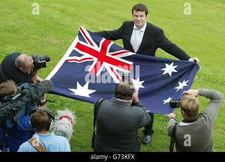 Mark Viduka est dévoilé comme nouvelle signature de Middlebrough de 4,5 millions. L'attaquant australien de 28 ans, qui a signé un accord de trois ans, a été dévoilé lors d'une conférence de presse Boro sur le terrain d'entraînement de Hurworth, Darlington, ainsi que Michael Reiziger, un transfert gratuit depuis Barcelone. Banque D'Images