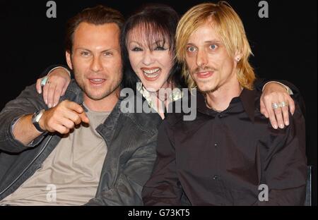 (Gauche-droite) les acteurs Christian Slater, Frances Barber et MacKenzie Crook lors d'une séance photo marquant le premier jour des répétitions de la nouvelle version de l'un survola le Nid de Cuckoo, qui s'est tenu au Garrick Theatre, dans le centre de Londres.La pièce sera ouverte le 6 août dans les salles de réunion d'Édimbourg. Banque D'Images