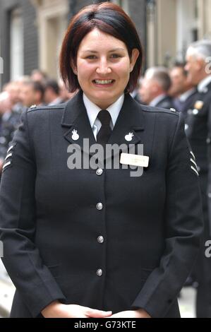 Le Sergent Sue Robinson, de Durham Constabulary, une candidate pour la Fédération de police et le Sun Newspaper police Bravery Awards, parle aux médias à l'extérieur, 10 Downing Street, dans le centre de Londres, avant une réception avec le Premier ministre britannique Tony Blair. Sue a été choisie par sa force, avec le PC Gary Coulson, pour avoir sauvé un homme du bord de la mort alors qu'il menaçait de sauter d'un pont routier de 60 pieds. Avec quarante-cinq policiers, d'autres officiers ont été nommés pour des distinctions « pour avoir courageusement dépassé l'appel au service ». Banque D'Images