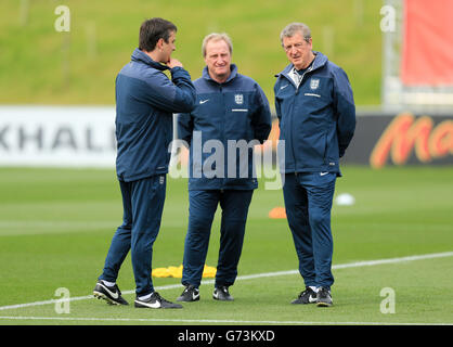 Roy Hodgson, directeur de l'Angleterre, Ray Lewington (au centre) et Gary Neville (à droite) pendant une journée médiatique à St George's Park, Burton Upon Trent. Banque D'Images