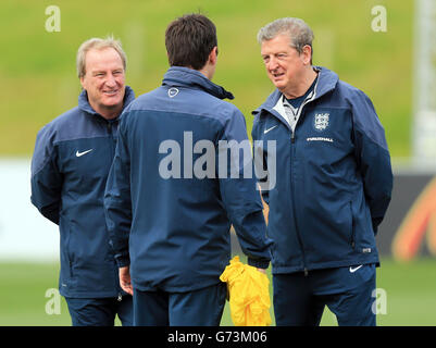 Roy Hodgson, directeur de l'Angleterre, Ray Lewington (à gauche) et Gary Neville (au centre) pendant une journée médiatique à St George's Park, Burton Upon Trent. Banque D'Images