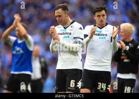 Football - Championnat Sky Bet - jouer - finale - Derby County v Queens Park Rangers - Stade Wembley.Richard Keogh (à gauche) du comté de Derby est abattu au dernier coup de sifflet Banque D'Images