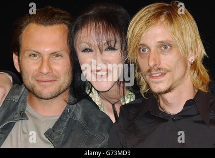 (Gauche-droite) les acteurs Christian Slater, Frances Barber et MacKenzie Crook lors d'une séance photo marquant le premier jour des répétitions de la nouvelle version de l'un survola le Nid de Cuckoo, qui s'est tenu au Garrick Theatre, dans le centre de Londres. La pièce sera ouverte le 6 août dans les salles de réunion d'Édimbourg. Banque D'Images