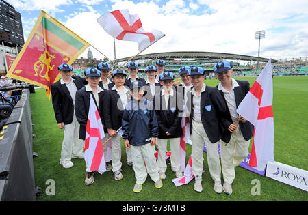 Cricket - Royal London One-Day International Series - First One Day International - Angleterre v Sri Lanka - Kia Oval.Le drapeau de Surrey porte sur le terrain avant le match Banque D'Images