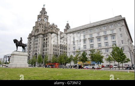 Vue générale du Royal Liver Building, également connu sous le nom de Liverbuilding, avec le Cunard Building et le Port de Liverpool Building, à Liverpool. Banque D'Images