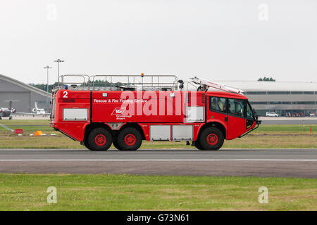 Camions de lutte contre l'incendie de l'aviation à l'aéroport de Farnborough TAG Banque D'Images