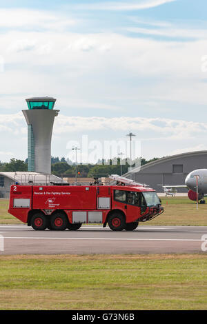 Camions de lutte contre l'incendie de l'aviation à l'aéroport de Farnborough TAG Banque D'Images