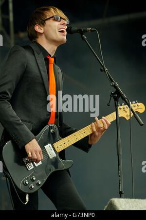 Alex Kapranos chanteur de Franz Ferdinand sur la scène principale pendant le deuxième jour de T dans le Parc, le festival de musique de deux jours à Balado près de Stirling. Banque D'Images